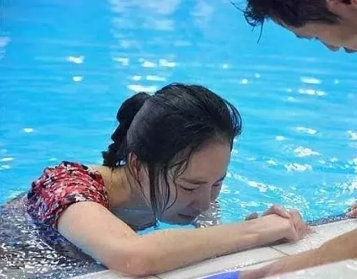 女運動員比賽碰上生理期,咬著牙也要上,她奪冠後被教練抱回去的!