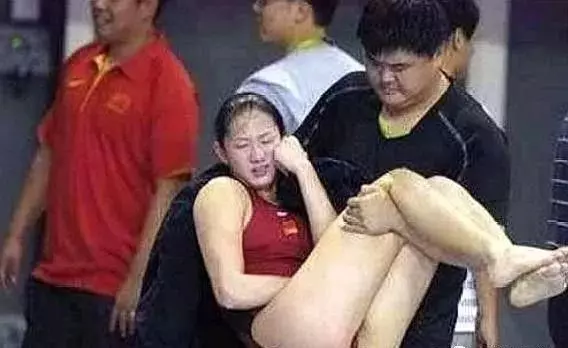 女運動員比賽碰上生理期,咬著牙也要上,她奪冠後被教練抱回去的!