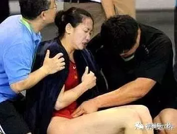 女運動員比賽碰上生理期,咬著牙也要上,她奪冠後被教練抱回去的!