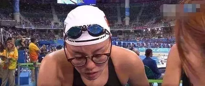 女運動員比賽碰上生理期,咬著牙也要上,她奪冠後被教練抱回去的!
