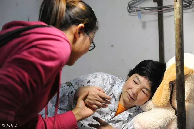 照顧癱瘓母親十幾年,她把財產留給了改嫁的嫂子,看到遺囑,寒心