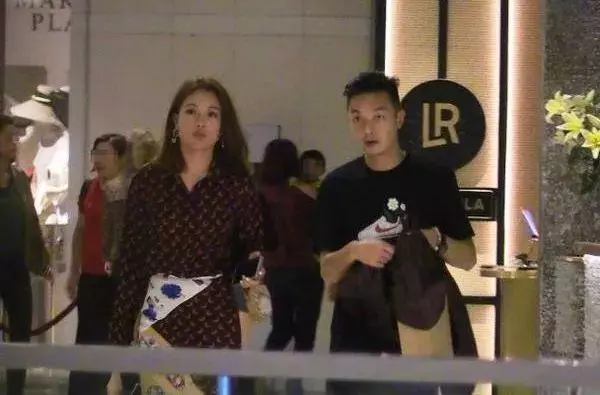港媒爆39歲容祖兒秘會王菀之已婚叔叔,一起游東京4日3夜,容祖兒方面還沒有回覆,男方發聲否認!