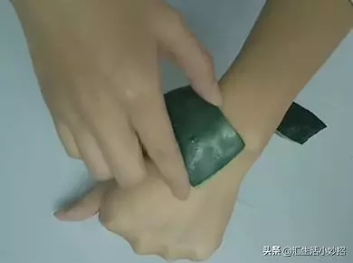 削下來的冬瓜皮別再扔掉了,它的「用途」太厲害了,不知道太虧了!