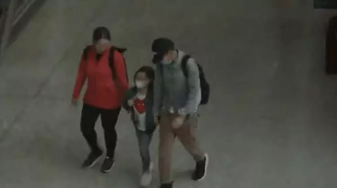 劉德華攜妻女返港,一家帶超10件行李,多名保鏢護送陣勢太大!
