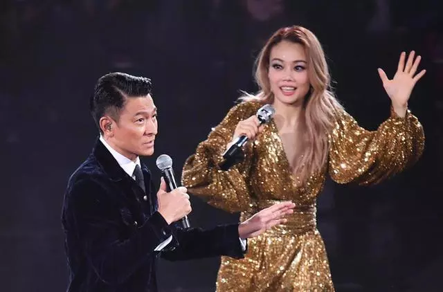 劉德華攜妻女返港,一家帶超10件行李,多名保鏢護送陣勢太大!