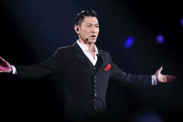 劉德華攜妻女返港,一家帶超10件行李,多名保鏢護送陣勢太大!