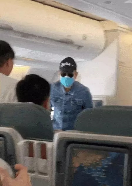 劉德華攜妻女返港,一家帶超10件行李,多名保鏢護送陣勢太大!