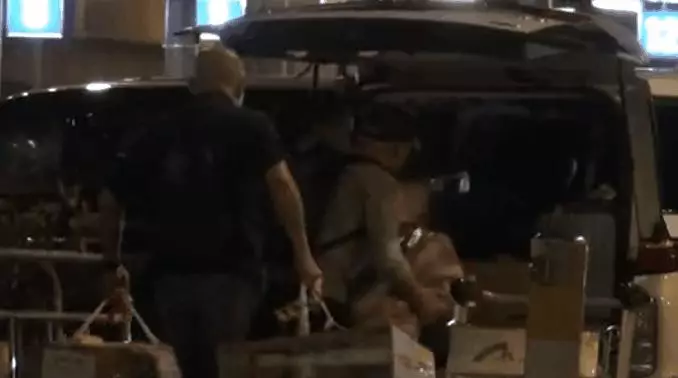 劉德華攜妻女返港,一家帶超10件行李,多名保鏢護送陣勢太大!