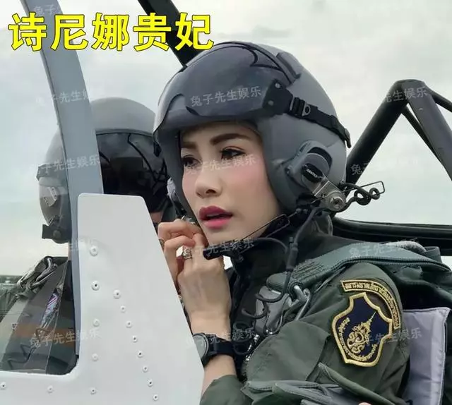 與國王一副老夫老妻的樣子,34歲泰國貴妃放棄「大背頭」,戴上眼鏡像老奶奶,與老公真登對呀!
