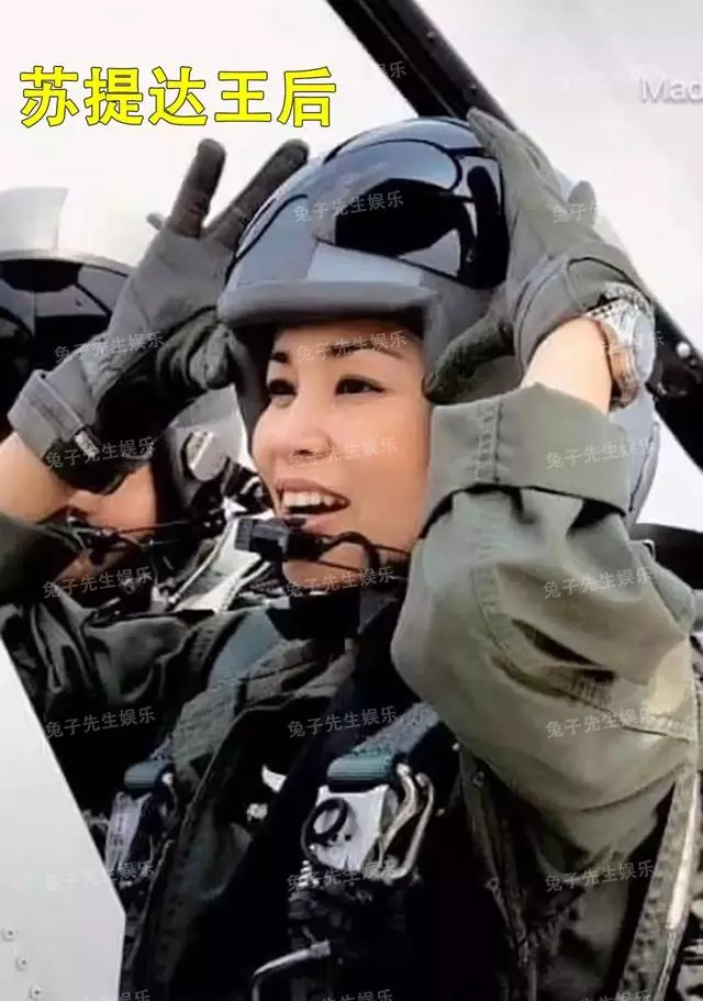 與國王一副老夫老妻的樣子,34歲泰國貴妃放棄「大背頭」,戴上眼鏡像老奶奶,與老公真登對呀!