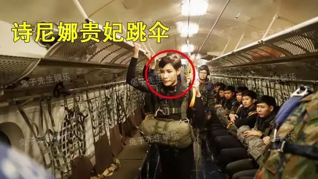 與國王一副老夫老妻的樣子,34歲泰國貴妃放棄「大背頭」,戴上眼鏡像老奶奶,與老公真登對呀!