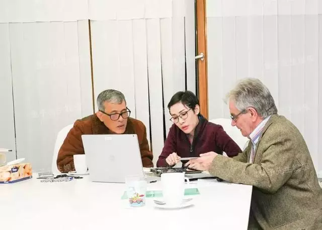 與國王一副老夫老妻的樣子,34歲泰國貴妃放棄「大背頭」,戴上眼鏡像老奶奶,與老公真登對呀!