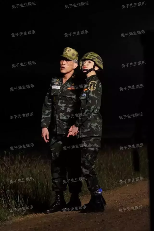 泰王34歲貴妃發新照,系安全帶大秀性感,迷彩背心藏不住好身材!