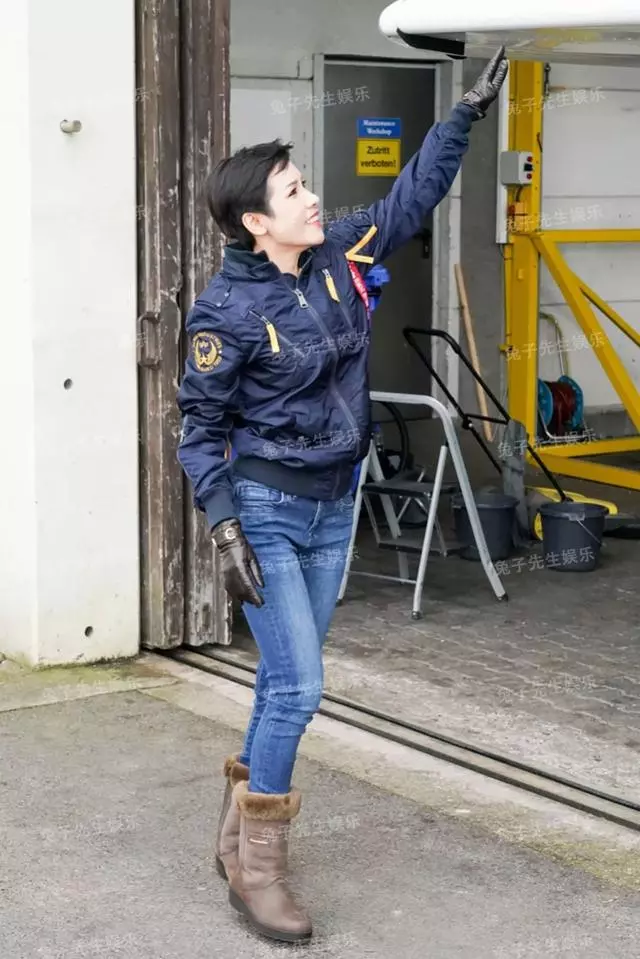 泰王34歲貴妃發新照,系安全帶大秀性感,迷彩背心藏不住好身材!