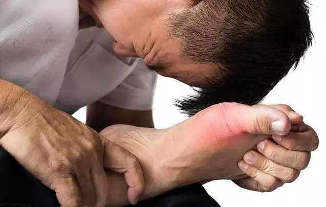 28歲男子無不良嗜好,卻尿酸超標查出痛風,專家提醒:2樣東西是「禍根」