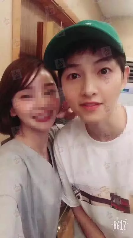 離婚2個月!宋仲基被拍到「貼臉短髮妹」開心合照,揮別陰霾「頭戴綠帽」網笑:彷彿在暗示什麼!