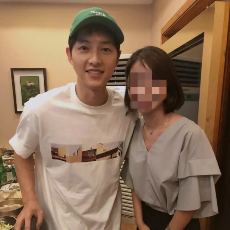 離婚2個月!宋仲基被拍到「貼臉短髮妹」開心合照,揮別陰霾「頭戴綠帽」網笑:彷彿在暗示什麼!