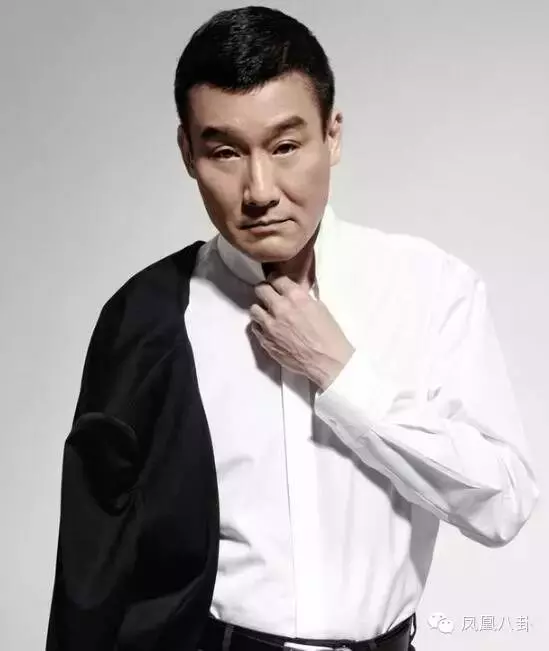 梁家輝珍貴全家福曝光!雙胞胎女兒「從小顏值高」,「老婆年輕美翻」長相清秀!