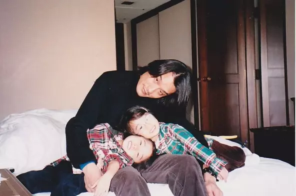 梁家輝珍貴全家福曝光!雙胞胎女兒「從小顏值高」,「老婆年輕美翻」長相清秀!