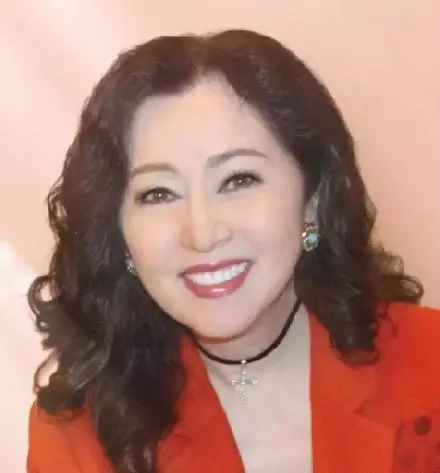 6歲成孤兒「23歲榮登港姐冠軍」嫁李小龍哥哥,「50歲媽媽才來相認」母女和解今再尋黃昏戀!