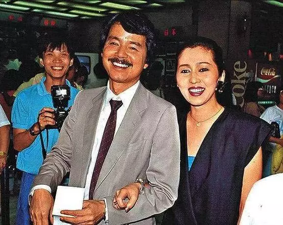 6歲成孤兒「23歲榮登港姐冠軍」嫁李小龍哥哥,「50歲媽媽才來相認」母女和解今再尋黃昏戀!