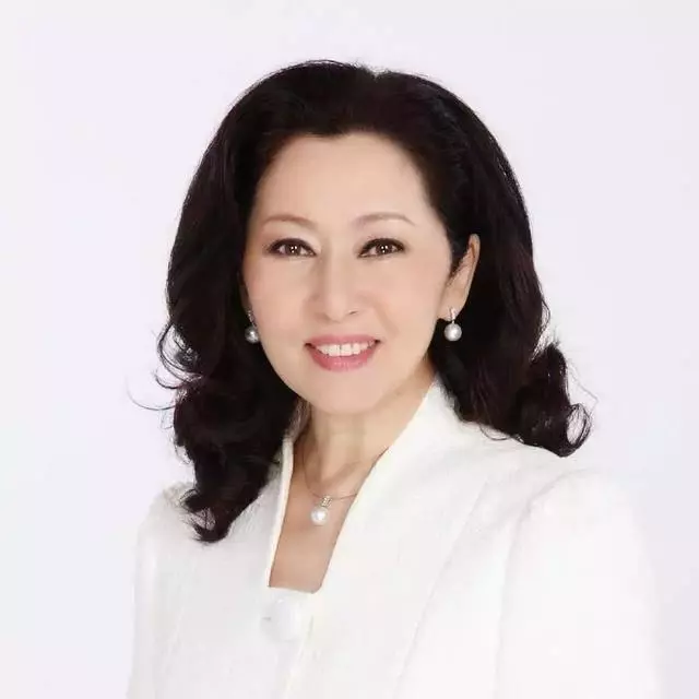 6歲成孤兒「23歲榮登港姐冠軍」嫁李小龍哥哥,「50歲媽媽才來相認」母女和解今再尋黃昏戀!