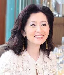 6歲成孤兒「23歲榮登港姐冠軍」嫁李小龍哥哥,「50歲媽媽才來相認」母女和解今再尋黃昏戀!
