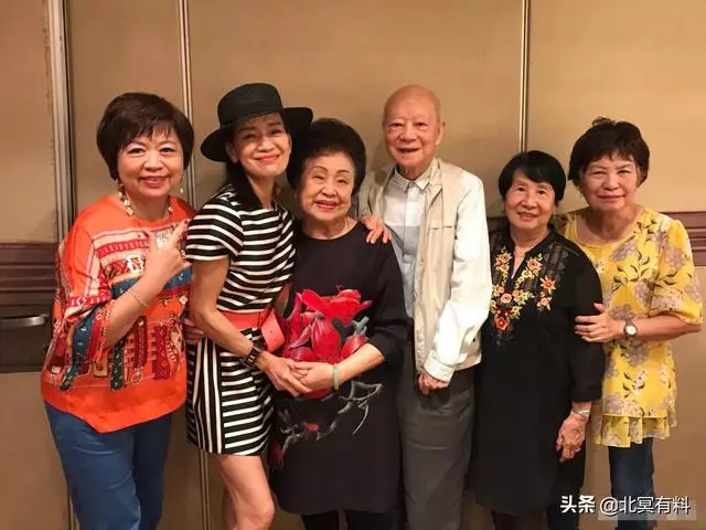 靠扮醜走紅!82歲沒談過戀愛「極度恐男」一生不婚不生,「捐出每個月退休金」現實人美心也美~~