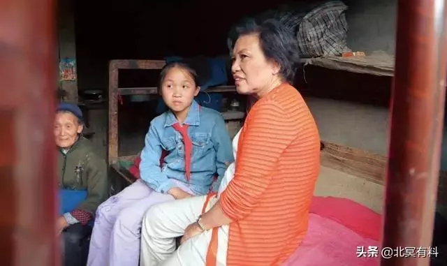靠扮醜走紅!82歲沒談過戀愛「極度恐男」一生不婚不生,「捐出每個月退休金」現實人美心也美~~