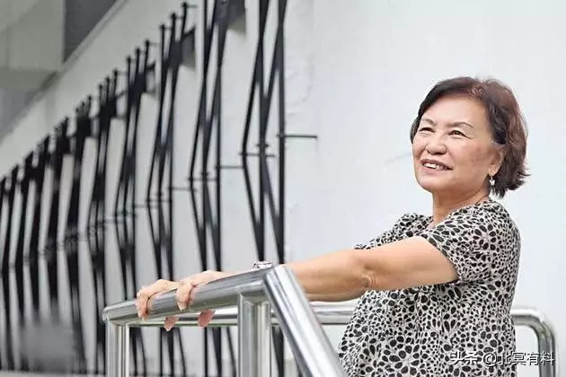 靠扮醜走紅!82歲沒談過戀愛「極度恐男」一生不婚不生,「捐出每個月退休金」現實人美心也美~~