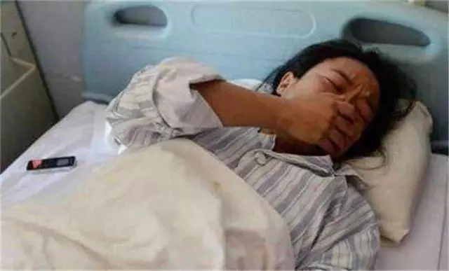 產婦奮力生娃,產房外只有3歲兒子焦急等待,護士都忍不住哭了