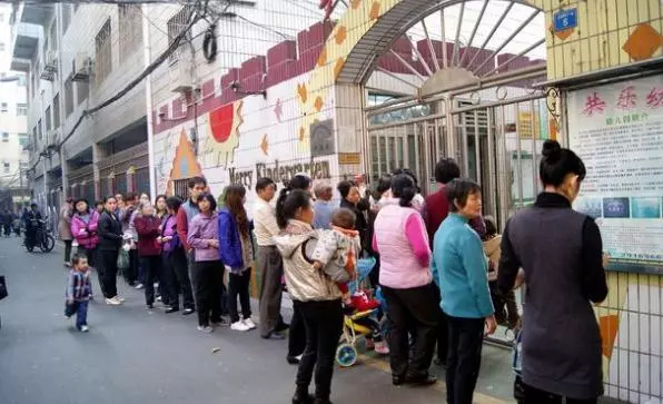 前妻遇到真愛拋夫棄子,3年後幼兒園門口遇到她,我恨自己心太軟