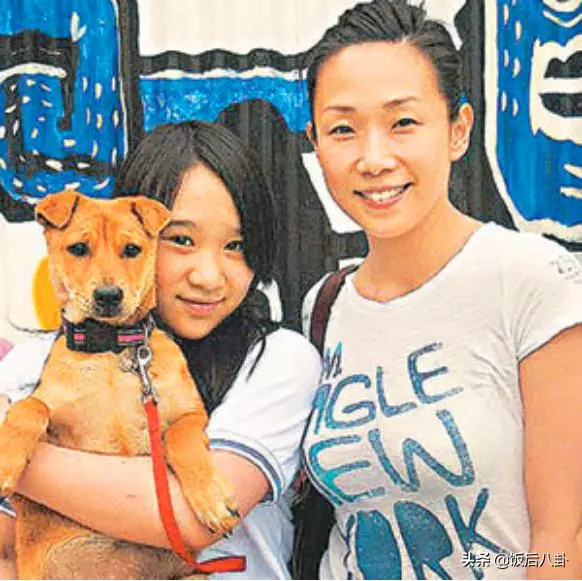 林憶蓮21歲女兒穿花肚兜大膽出鏡,無懼肥胖身材自信勝過鄭欣宜!