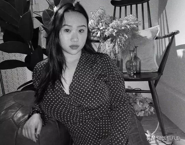 林憶蓮21歲女兒穿花肚兜大膽出鏡,無懼肥胖身材自信勝過鄭欣宜!