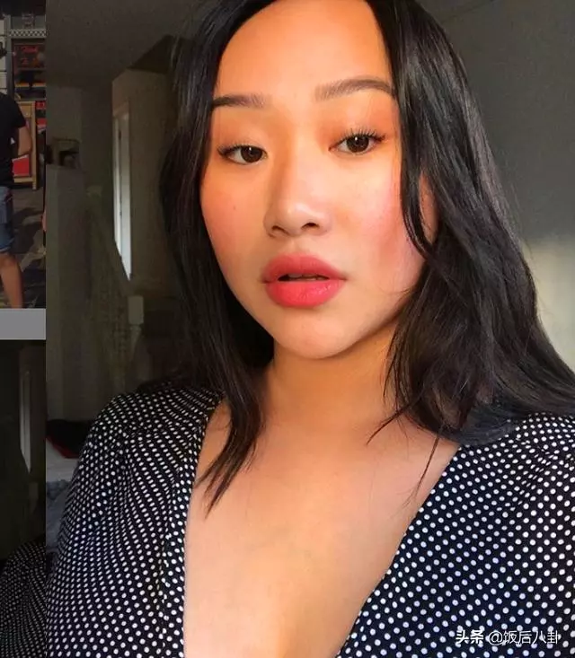 林憶蓮21歲女兒穿花肚兜大膽出鏡,無懼肥胖身材自信勝過鄭欣宜!