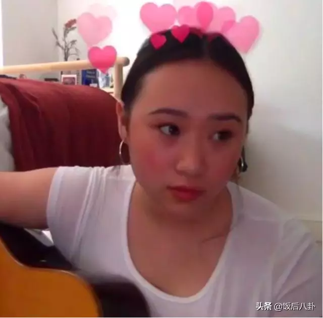 林憶蓮21歲女兒穿花肚兜大膽出鏡,無懼肥胖身材自信勝過鄭欣宜!
