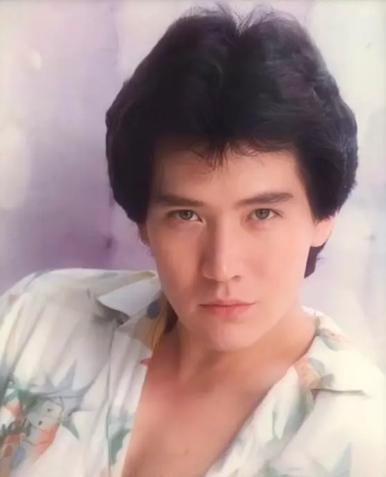 59歲費翔近照曝光,仍是春晚中明眸皓齒模樣,曾透露至今未婚原因