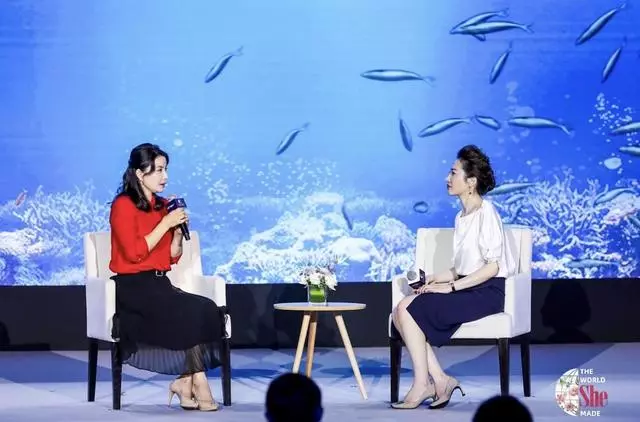 郭晶晶演講戴大鑽戒搶鏡,霍啟剛場下變迷弟,全程注視愛妻!