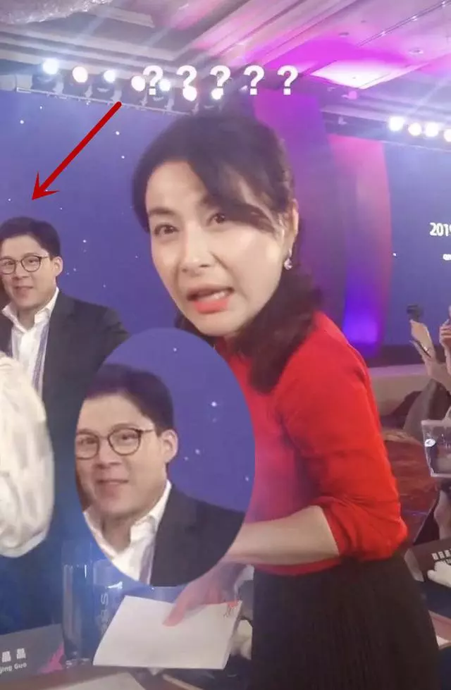 郭晶晶演講戴大鑽戒搶鏡,霍啟剛場下變迷弟,全程注視愛妻!