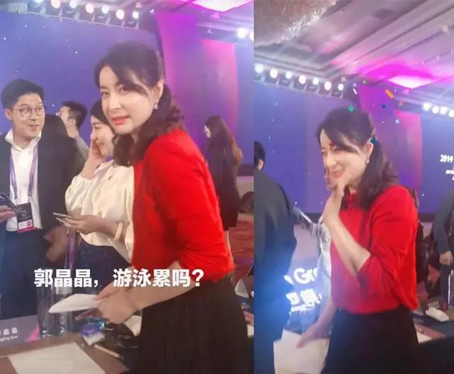 郭晶晶演講戴大鑽戒搶鏡,霍啟剛場下變迷弟,全程注視愛妻!