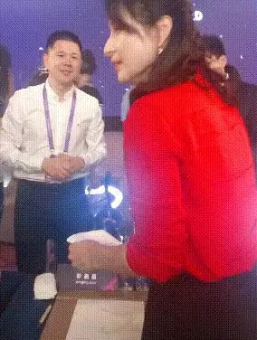 郭晶晶演講戴大鑽戒搶鏡,霍啟剛場下變迷弟,全程注視愛妻!