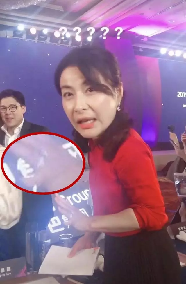 郭晶晶演講戴大鑽戒搶鏡,霍啟剛場下變迷弟,全程注視愛妻!