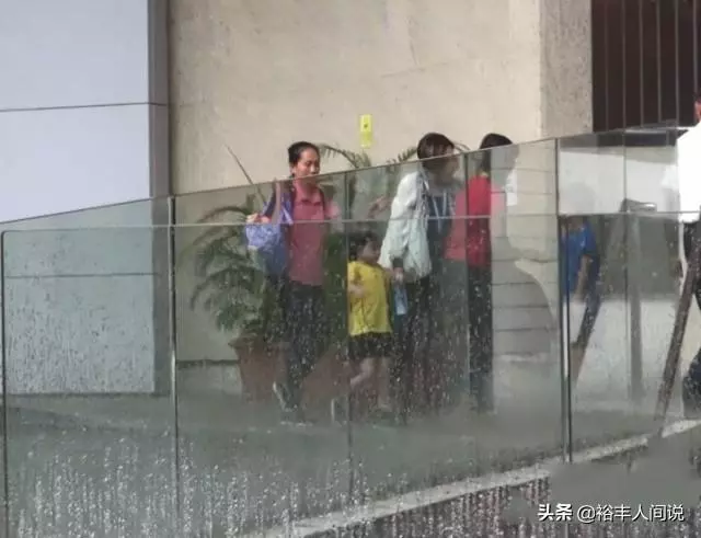 「星二代」開學大不同,蔡少芬開特斯拉接送,洪天明難得接兒子!