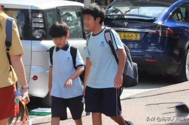 「星二代」開學大不同,蔡少芬開特斯拉接送,洪天明難得接兒子!
