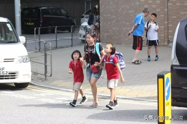 「星二代」開學大不同,蔡少芬開特斯拉接送,洪天明難得接兒子!