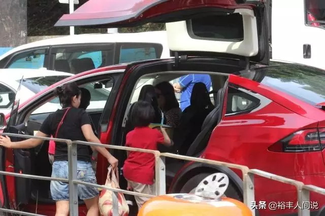「星二代」開學大不同,蔡少芬開特斯拉接送,洪天明難得接兒子!