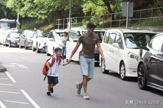 「星二代」開學大不同,蔡少芬開特斯拉接送,洪天明難得接兒子!