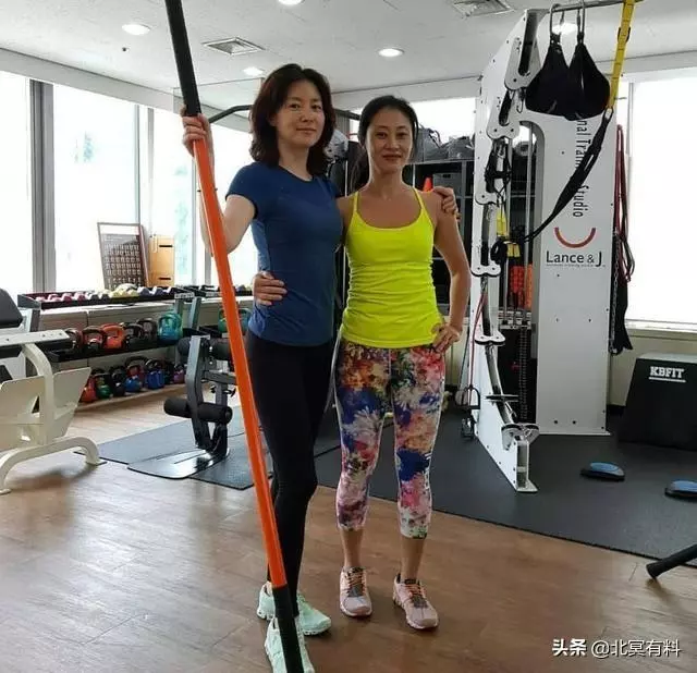李英愛和56歲富商丈夫公開現身,男方牽手送行依依不捨~~