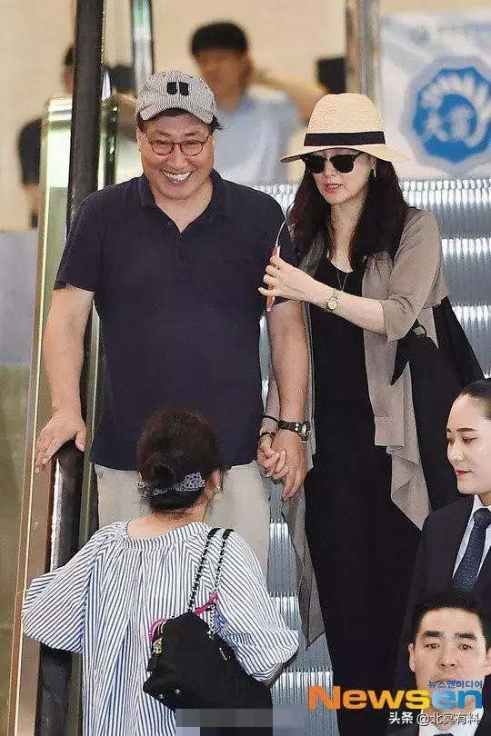 李英愛和56歲富商丈夫公開現身,男方牽手送行依依不捨~~