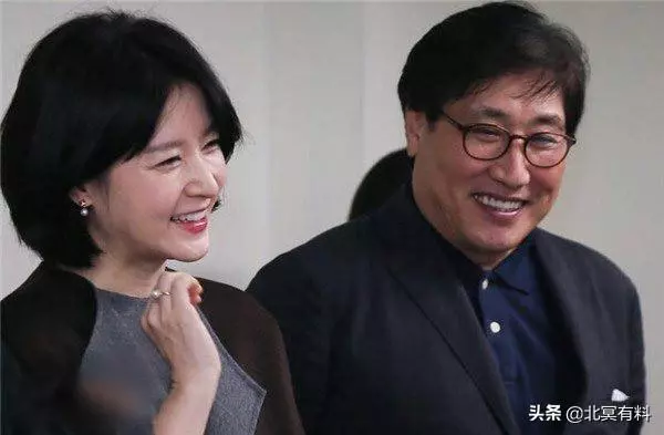 李英愛和56歲富商丈夫公開現身,男方牽手送行依依不捨~~